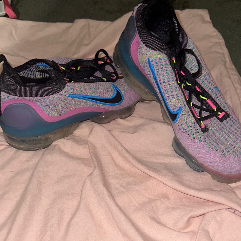 Nike Air VaporMax Flyknit with Blue and Pink Accents - Picture 2 of 11